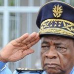 Le président Paul Biya restreint la sortie des hauts responsables du pays