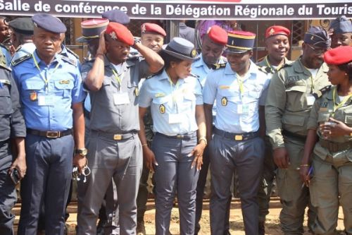 Cameroun : gendarmes et policiers retournent à l’école à Bafoussam