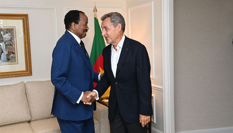 Paul Biya et Sarkozy main dans la main