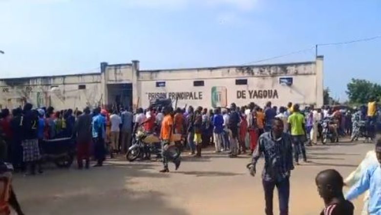 Manifestation devant la prison de Yagoua