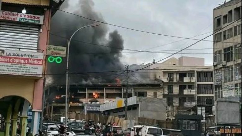 Un incendie ravage les boutiques au marché central de Yaoundé