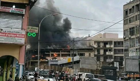 Un incendie ravage les boutiques au marché central de Yaoundé