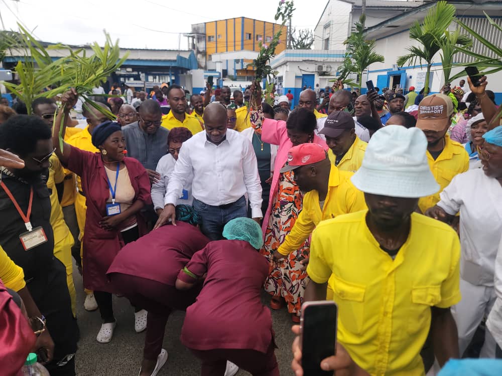 L’hôpital Laquintinie dit merci au Pr Noël Emmanuel Essomba