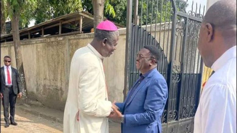 Le SGPR Ferdinand Ngoh Ngoh rencontre Mgr Samuel Kleda à Douala