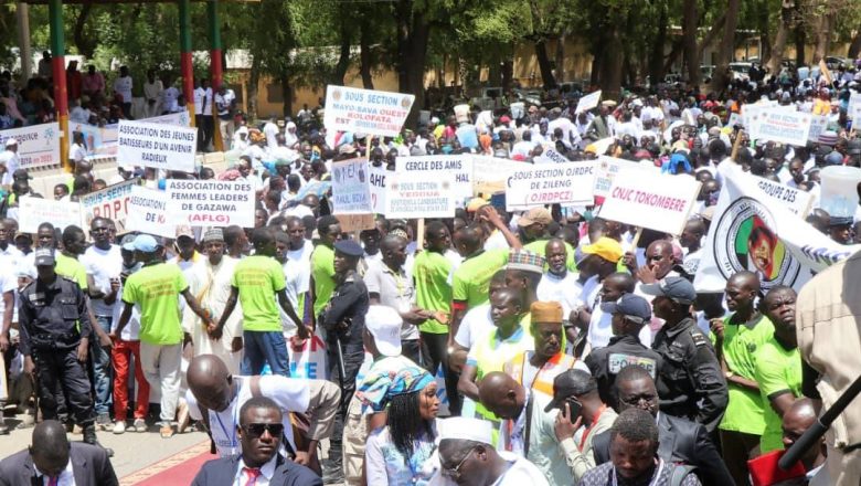 Des jeunes mobilisés à Maroua pour soutenir Paul Biya