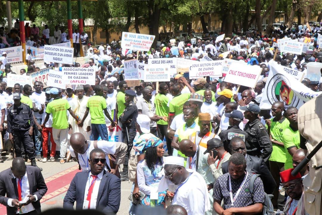 Des jeunes mobilisés à Maroua pour soutenir Paul Biya