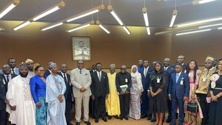 Des jeunes offrent 40 millions de francs CFA à Paul Biya