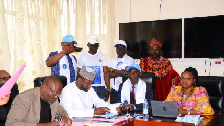 Akere Muna dépose son dossier de candidature à ELECAM