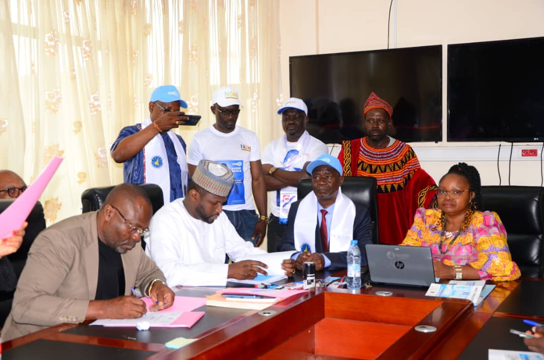 Akere Muna dépose son dossier de candidature à ELECAM