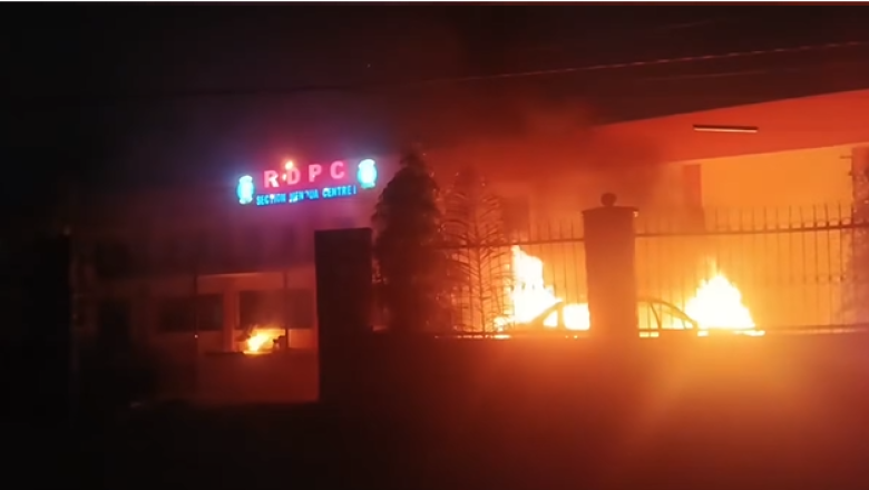 Des manifestants ont mis le feu sur des bâtiments à Dschang