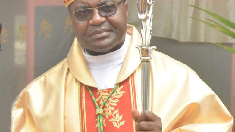 Mgr Abraham Kome lève le ton contre le gouverneur