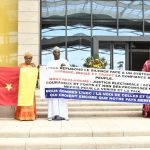 Les députés du SDF manifestent au Parlement