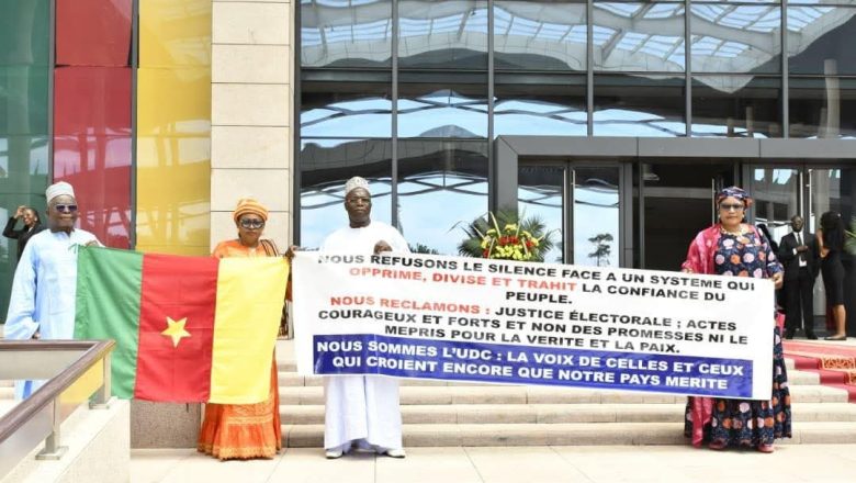 Les députés du SDF manifestent au Parlement