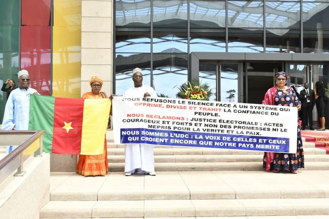Les députés du SDF manifestent au Parlement